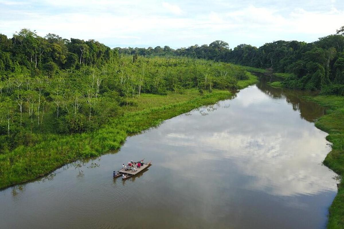Un barco en un río con gente dentro.