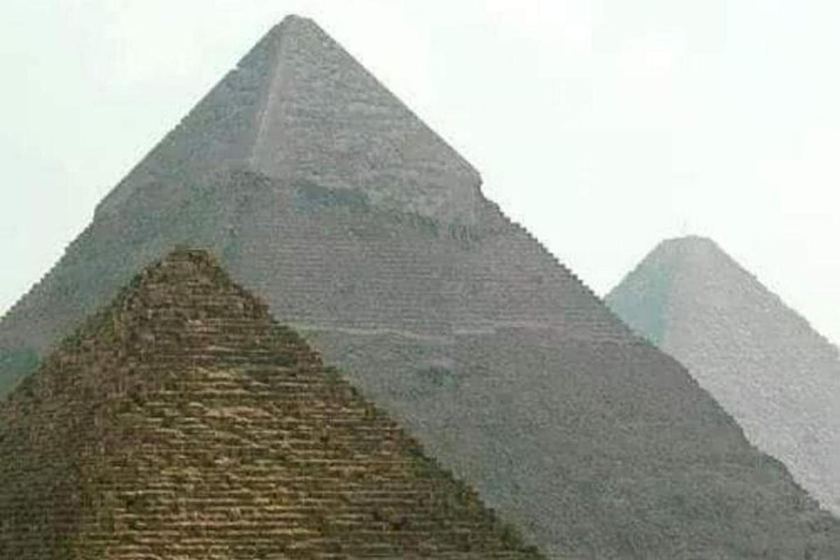 Pohled na pyramidy v Gíze za zamračeného dne