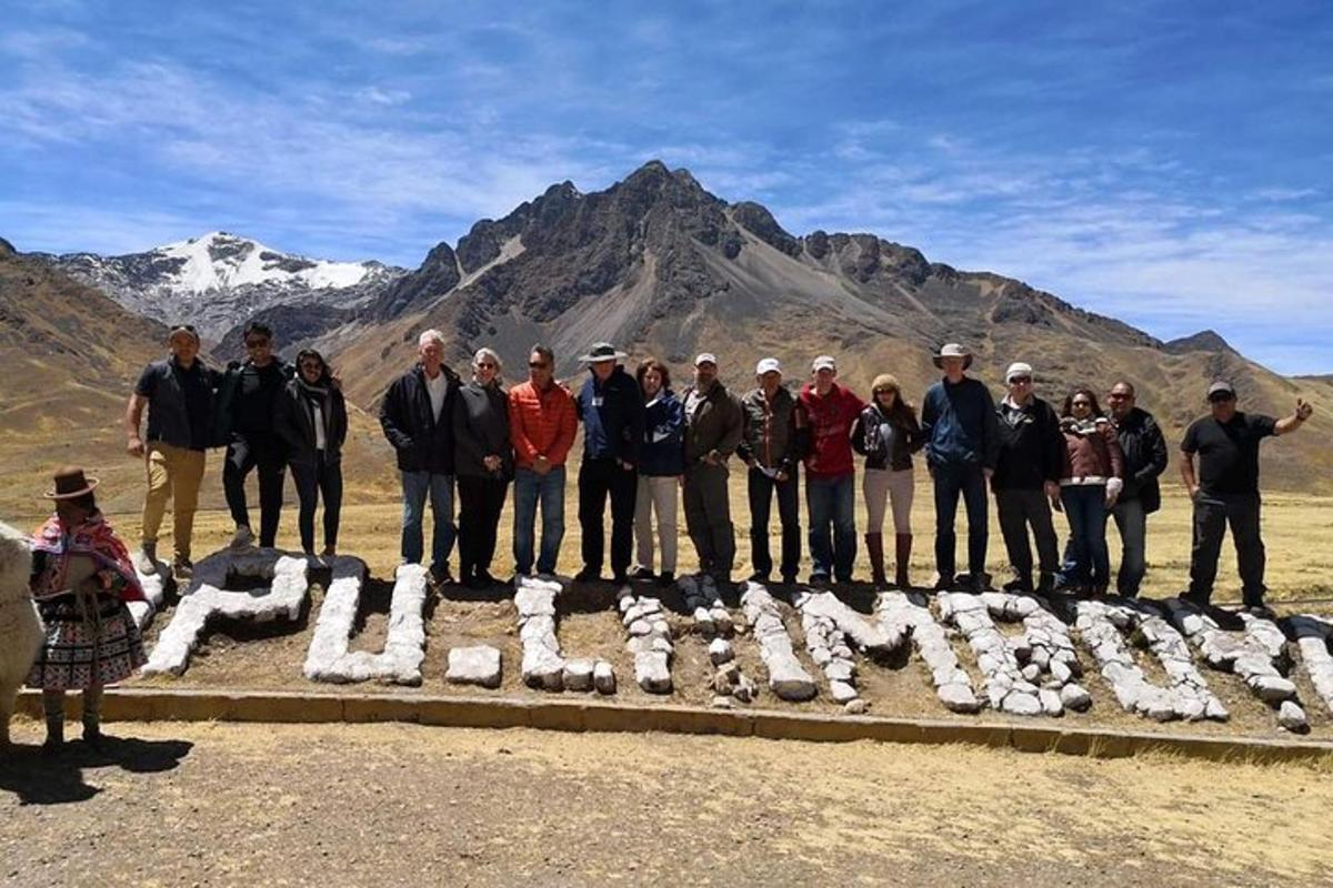 un grup de persones posant per a una foto davant d'una muntanya