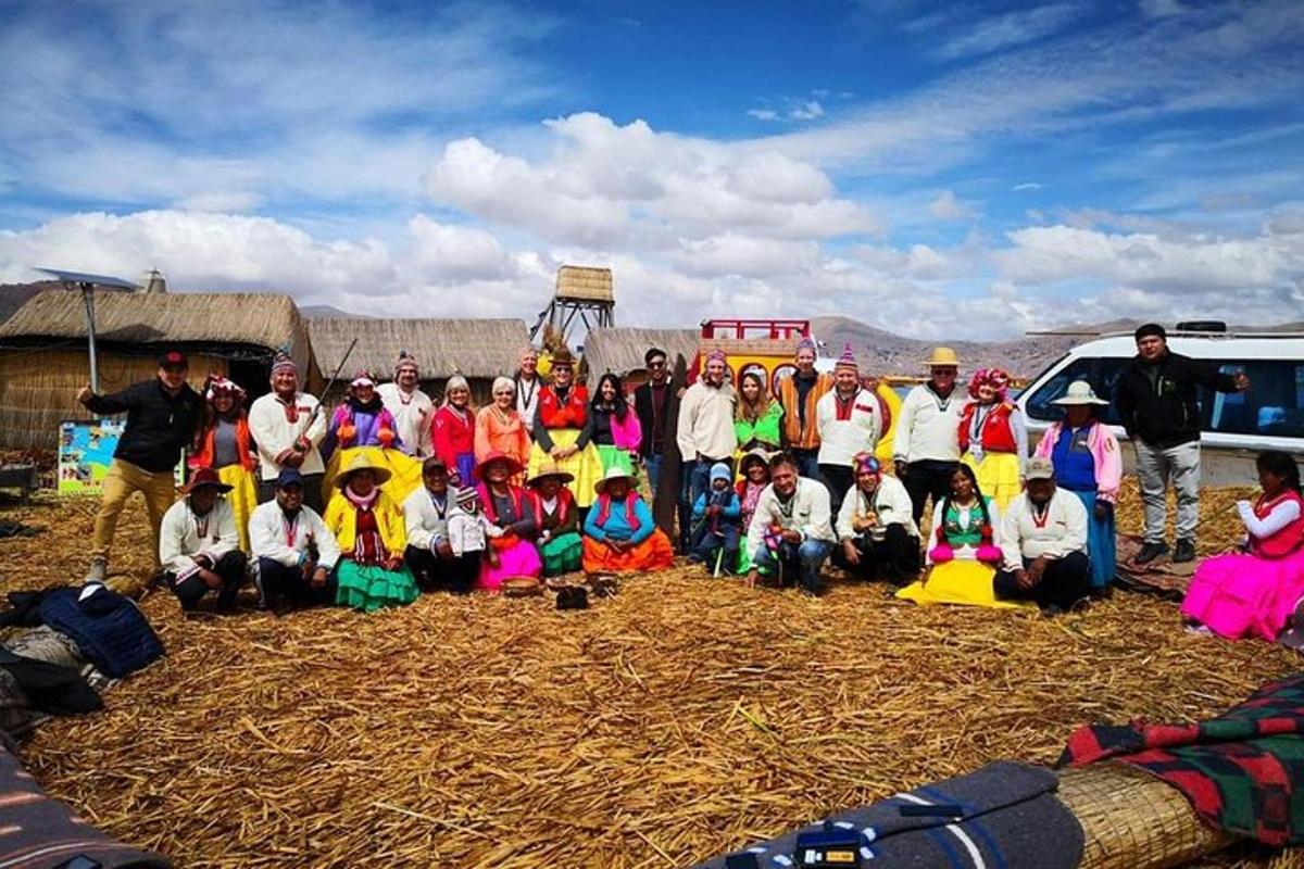 un gruppo di bambini che posano per una foto in un campo