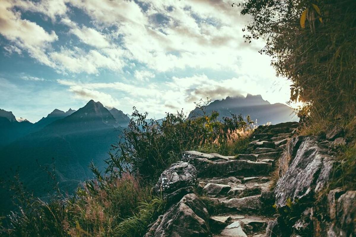 pemandangan gunung dengan langit dan awan