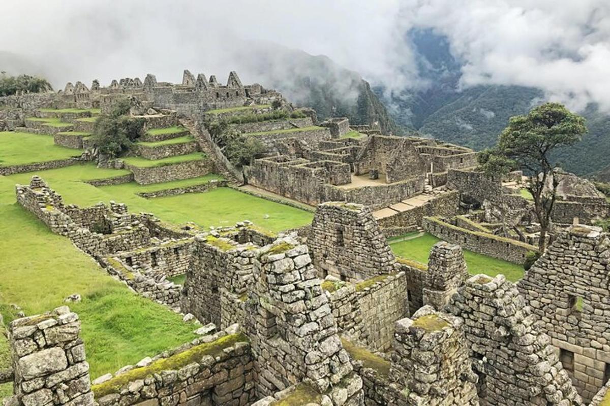 ruine antice cu un munte în fundal