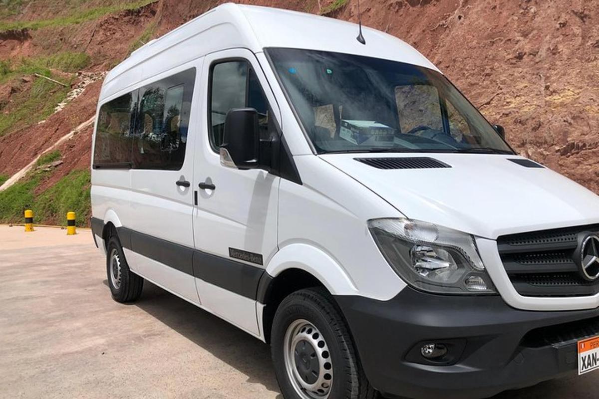 bir otoparka park edilmiş beyaz bir minibüs