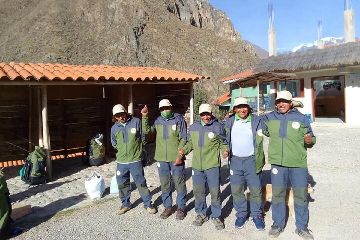 一群男人站在一栋建筑物前