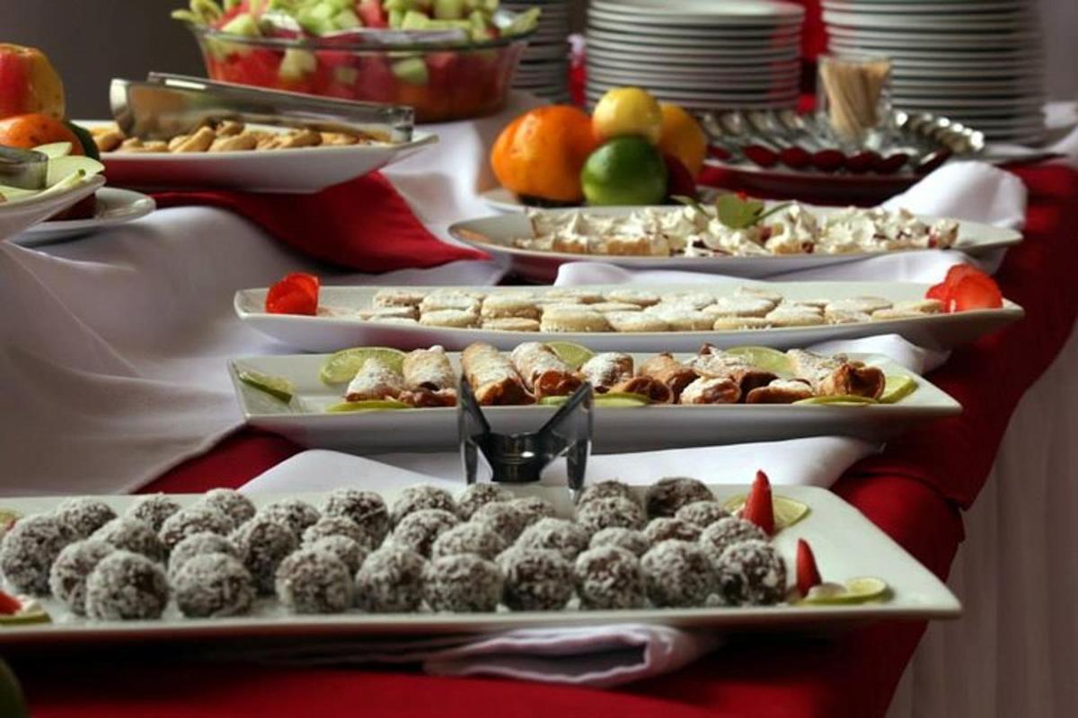 un tavolo con molti piatti di cibo sopra