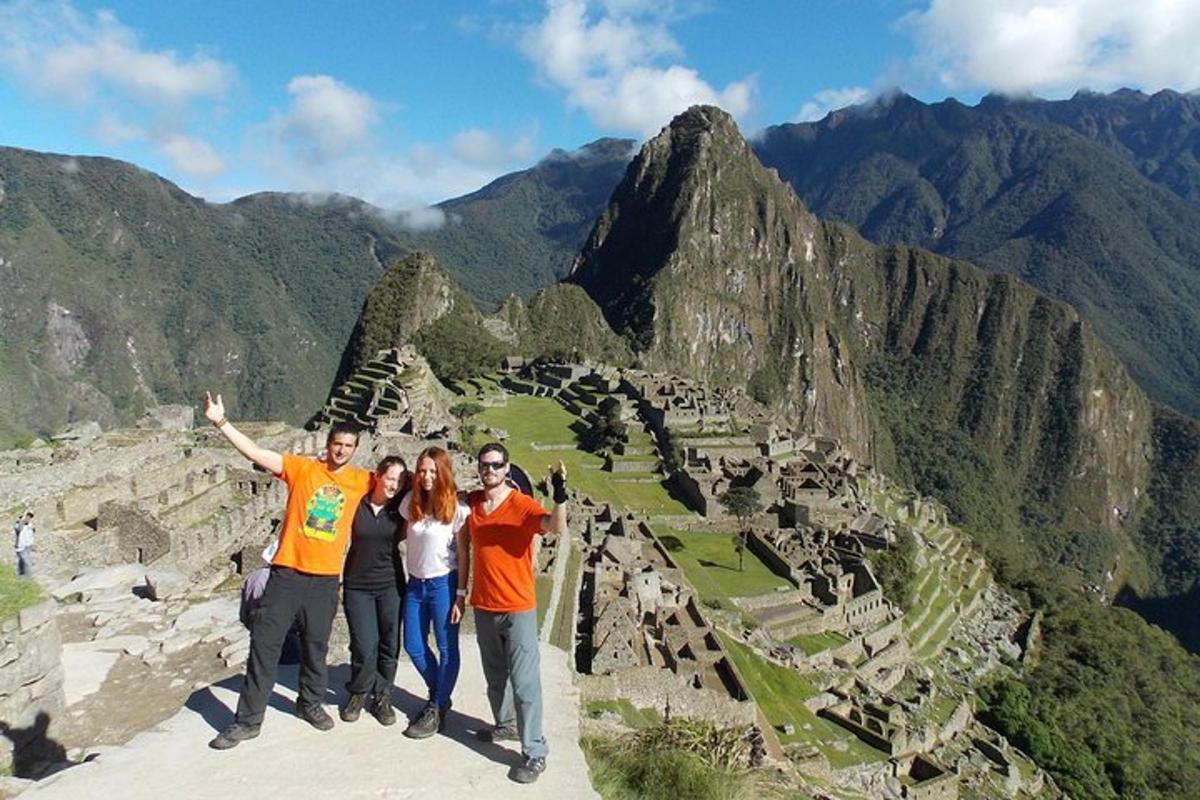 un grupo de personas de pie en la cima de una montaña