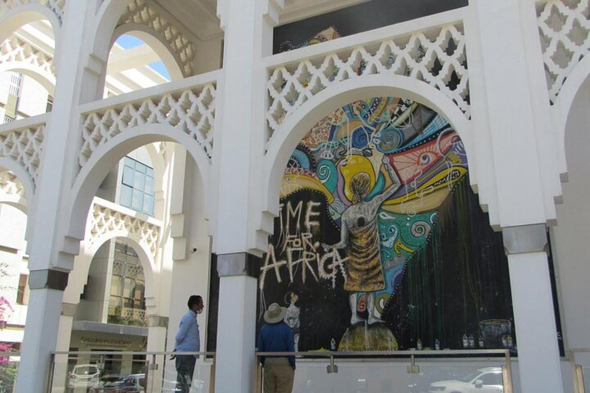 un mural d'un cérvol al costat d'un edifici
