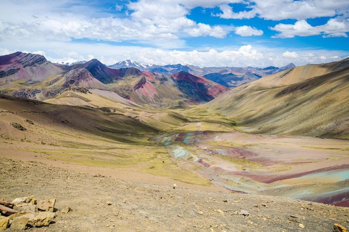 uma vista de uma cadeia de montanhas com um corpo d'água
