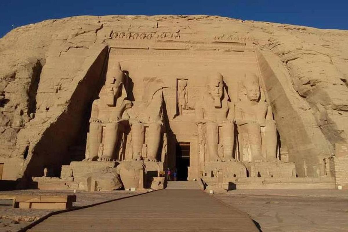 un grande edificio in pietra con statue su di esso