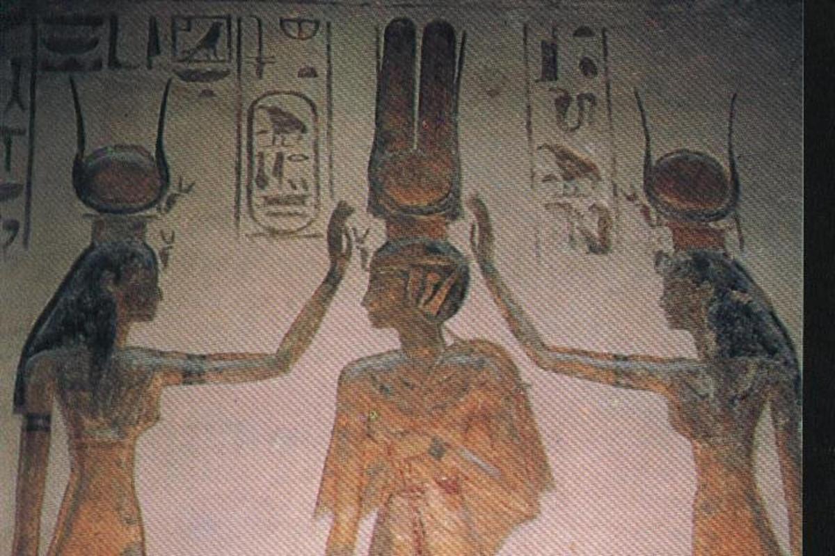 un disegno di tre donne in piedi in una stanza