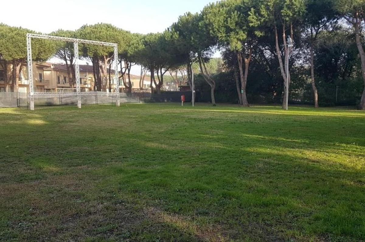 futbalové ihrisko s bránkou v parku