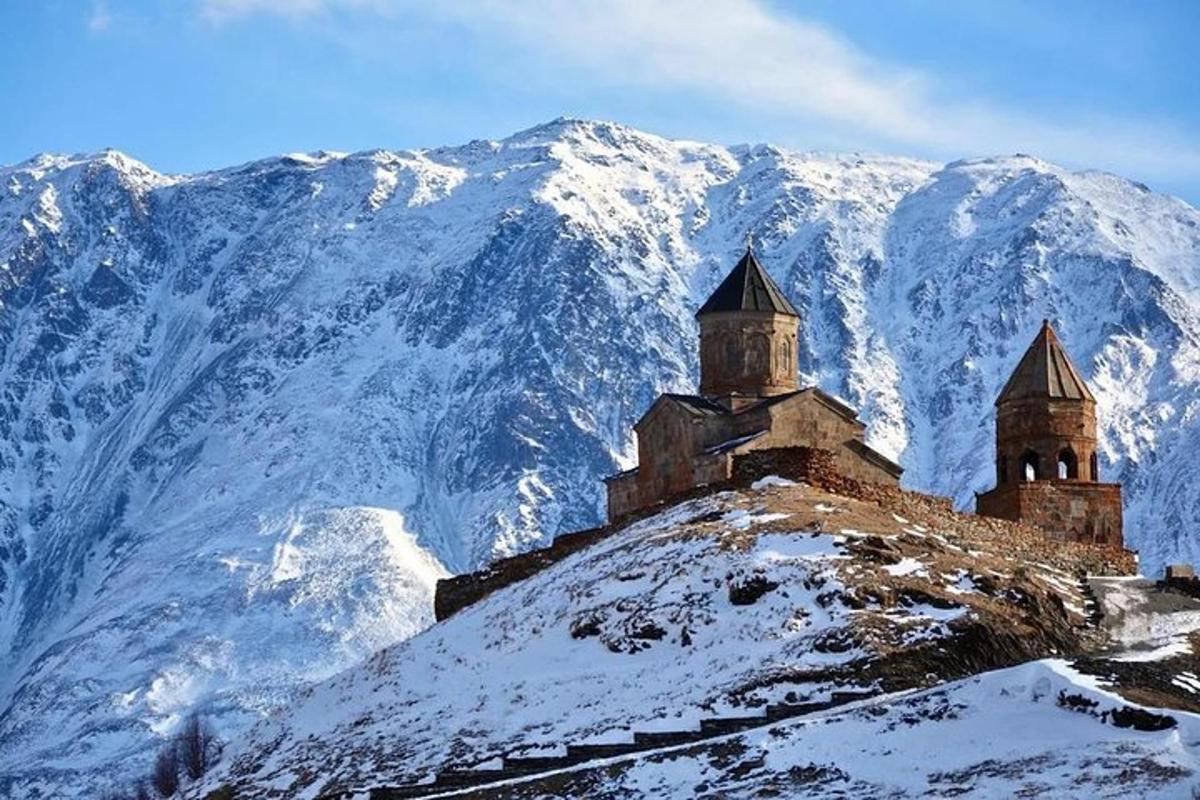 un edificio en la cima de una montaña cubierta de nieve