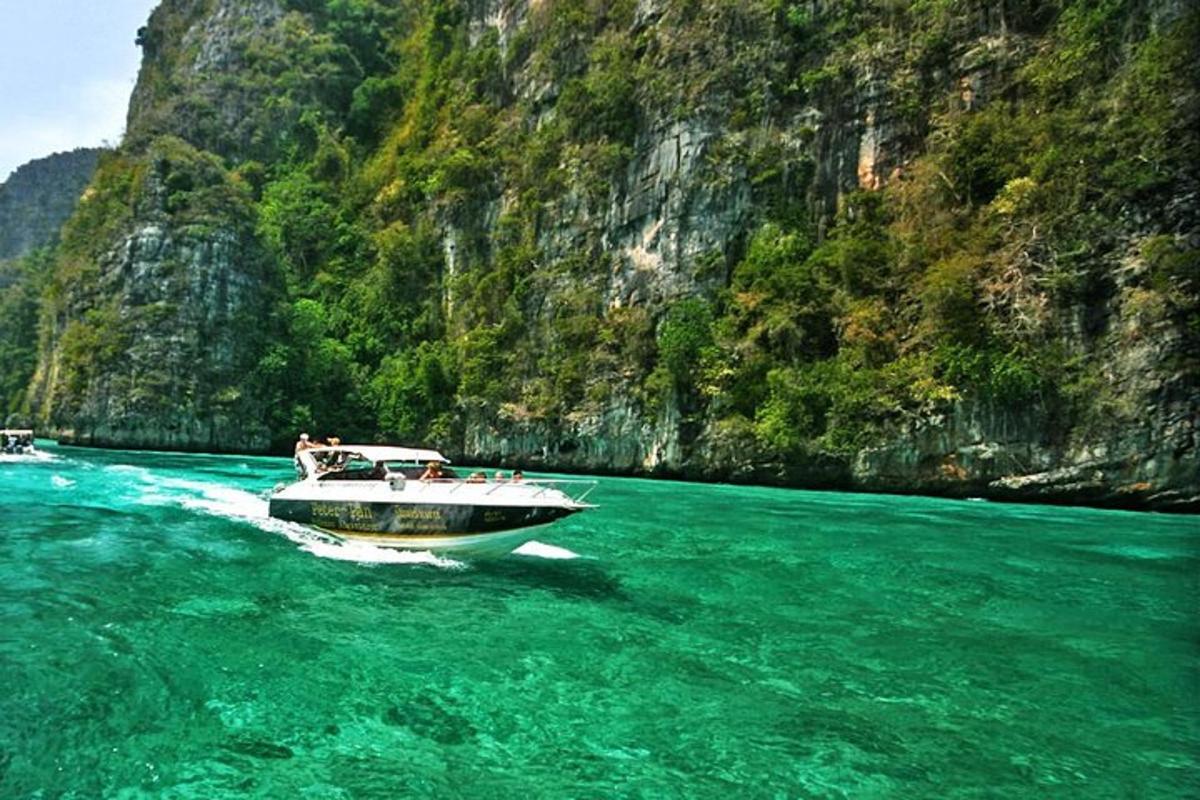 un barco en el agua frente a una montaña
