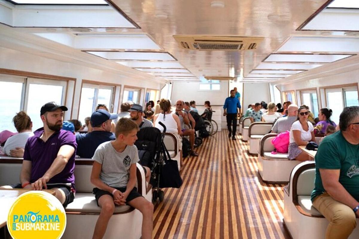 un grupo de personas sentadas en un tren