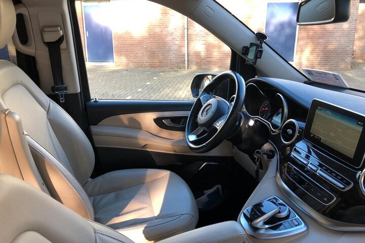 uma visão do interior de um carro com painel