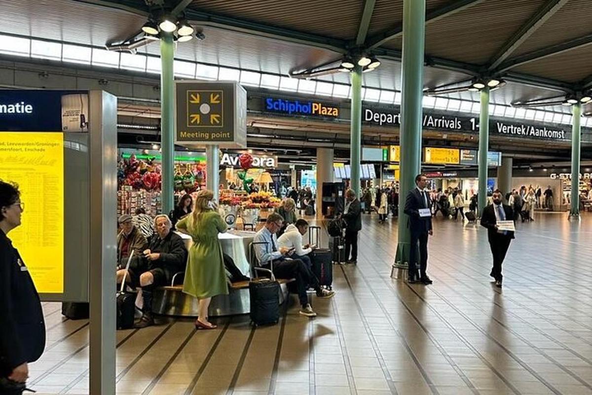 um grupo de pessoas esperando em um terminal de aeroporto