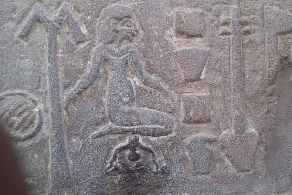 akmeninis reljefas, vaizduojantis meditacijoje sėdinčią moterį