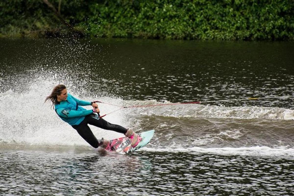 seorang wanita sedang bermain ski air di tasik