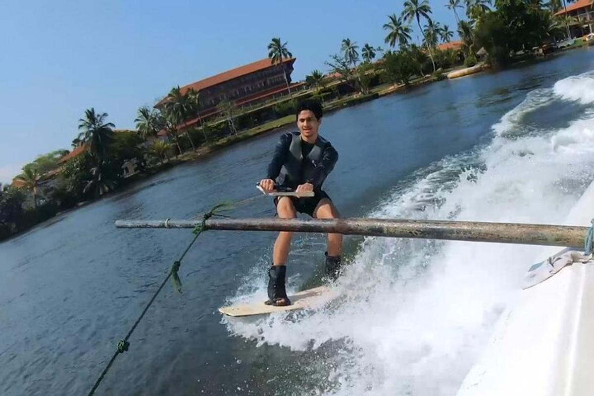 seorang lelaki sedang duduk di atas papan di dalam air