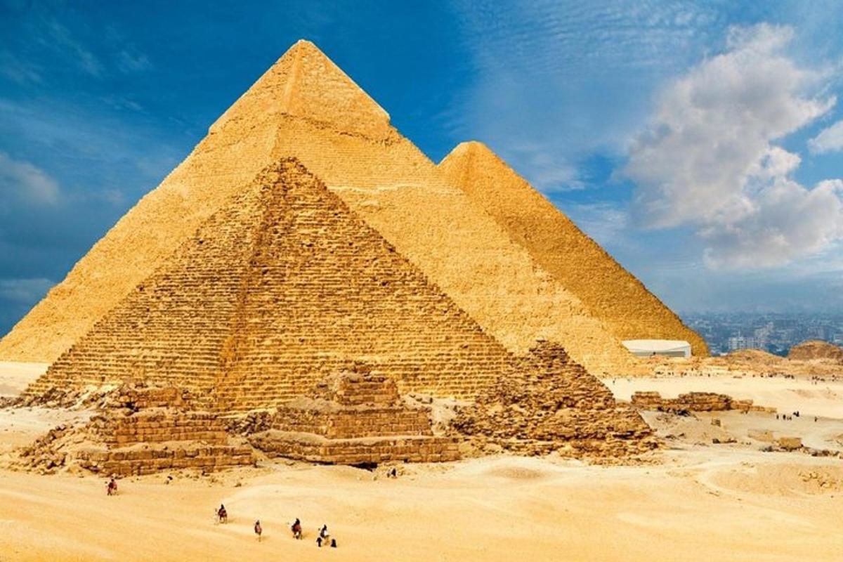 eine Gruppe von Menschen steht vor der Pyramide
