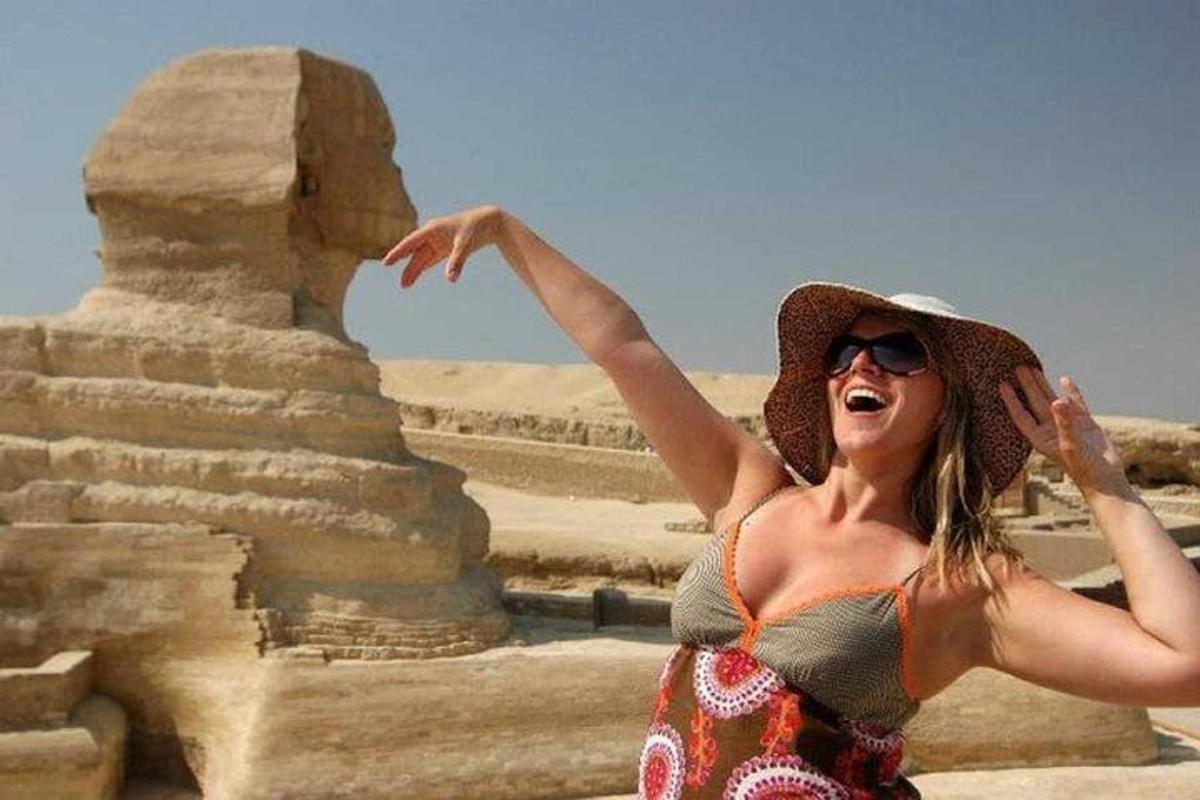 en kvinne som står foran en pyramide