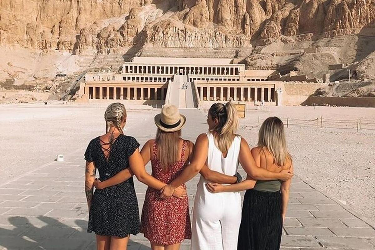 um grupo de mulheres em pé em frente a um prédio