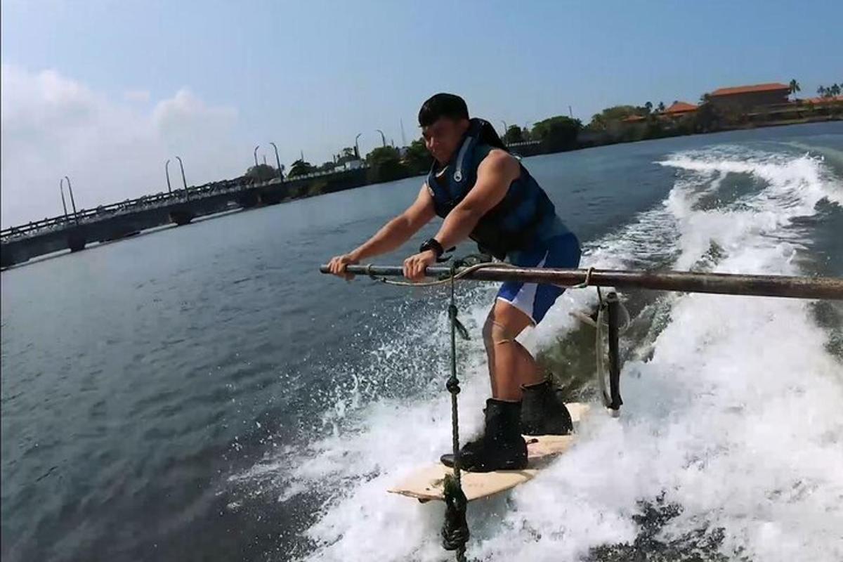 seorang lelaki di atas papan dayung di dalam air