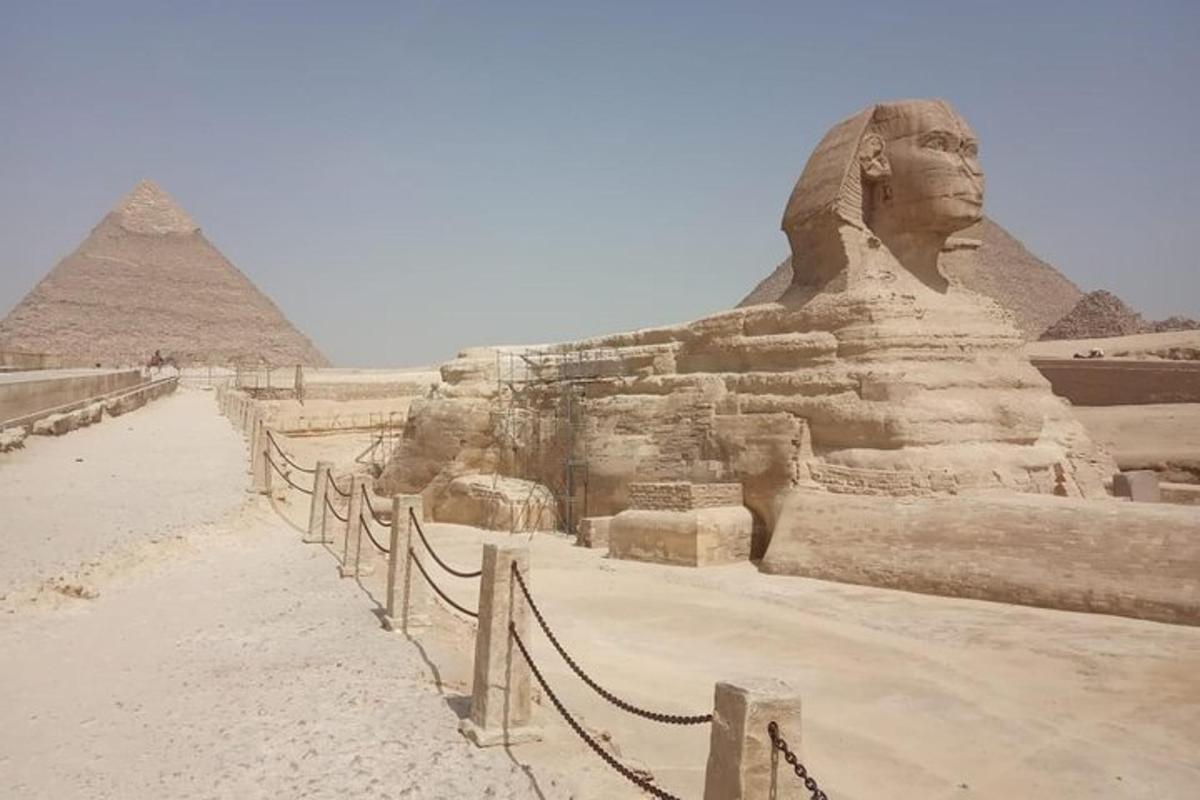 en stor statue foran pyramidene