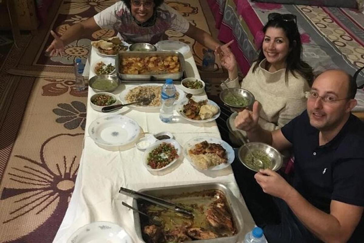 un gruppo di persone sedute attorno a un tavolo con del cibo