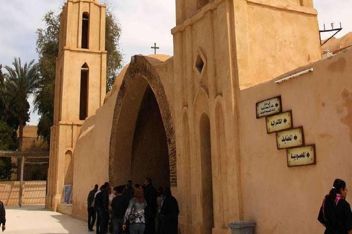 een groep mensen die buiten een kerk staat