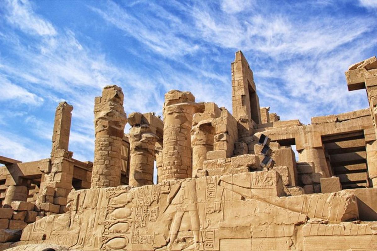 un antico edificio con colonne su un cielo nuvoloso