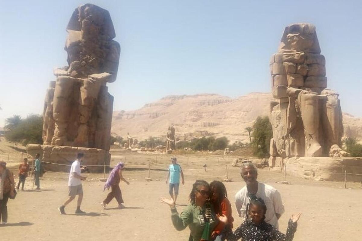 sekumpulan orang berdiri di hadapan monumen
