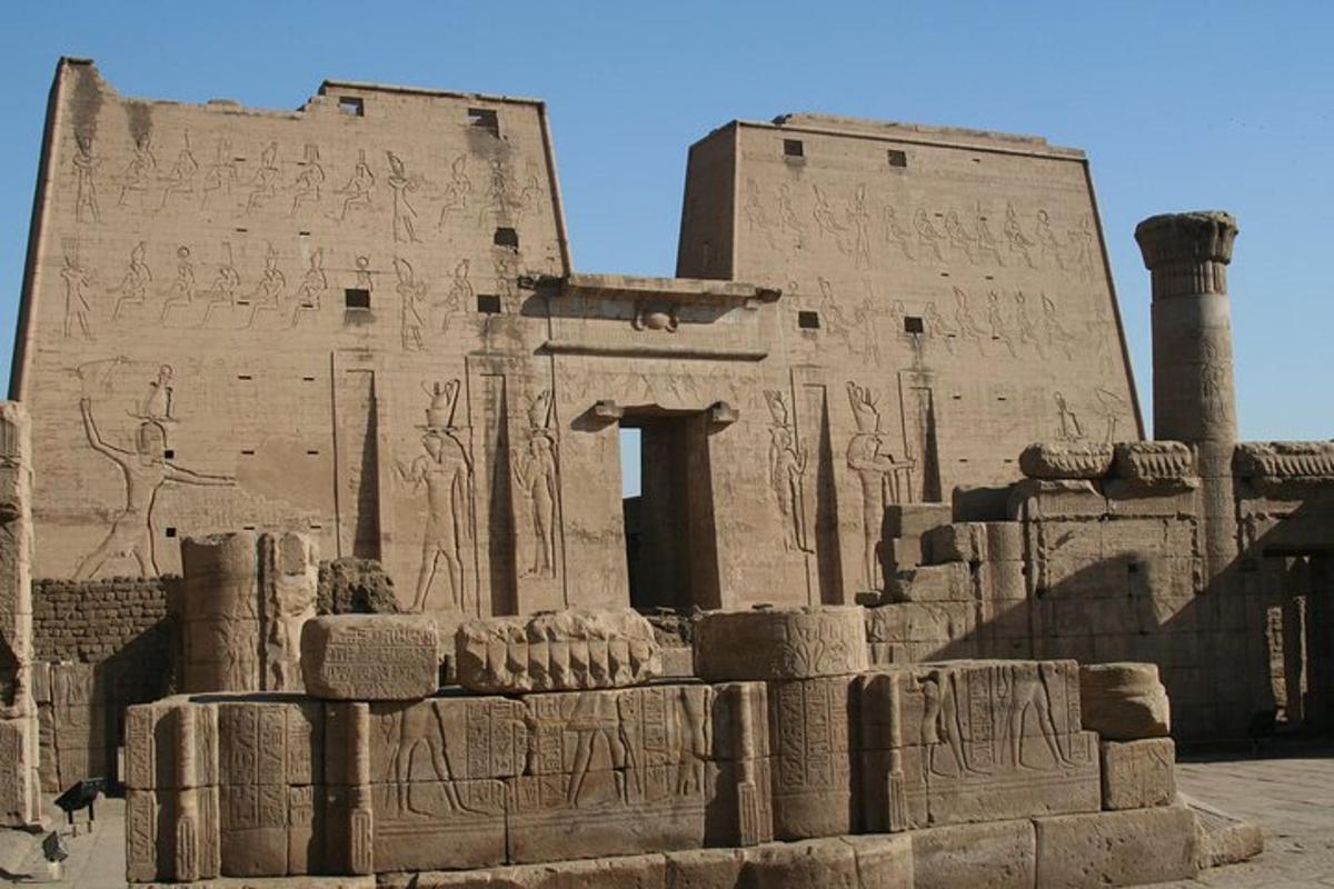 starobylá budova s hieroglyfy