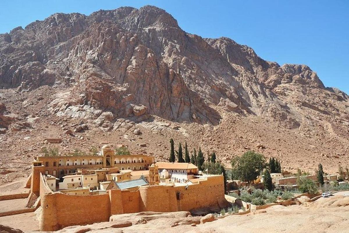 un edifici al desert amb una muntanya al fons