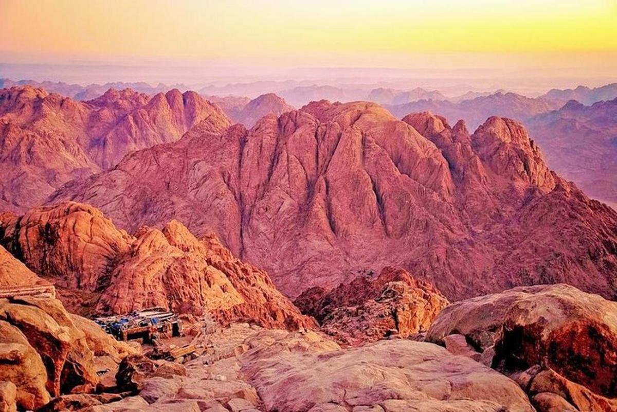 una vista des del cim d'una muntanya a la posta de sol