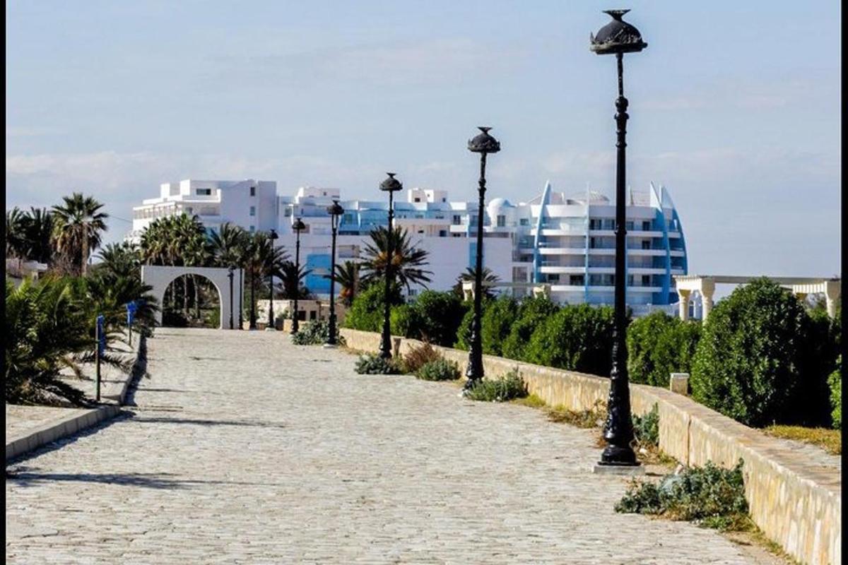 背景为路灯和建筑物的小路