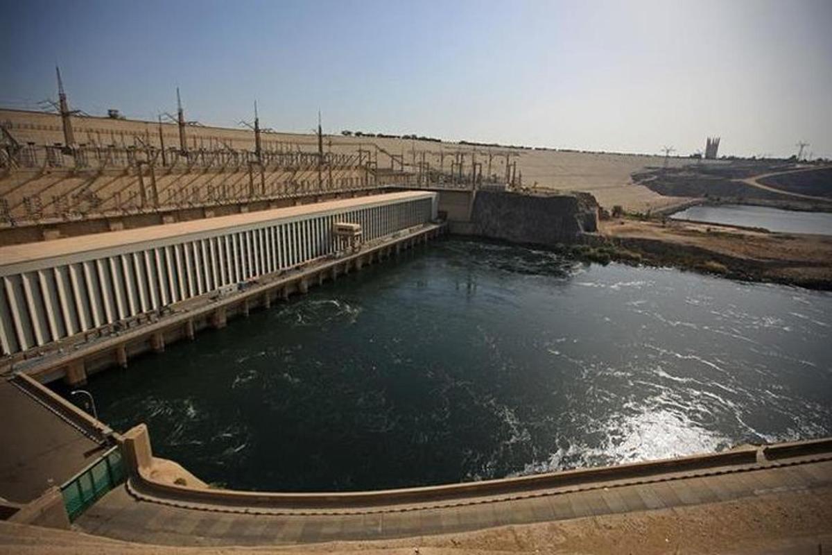 uma grande piscina de água com um banco dentro