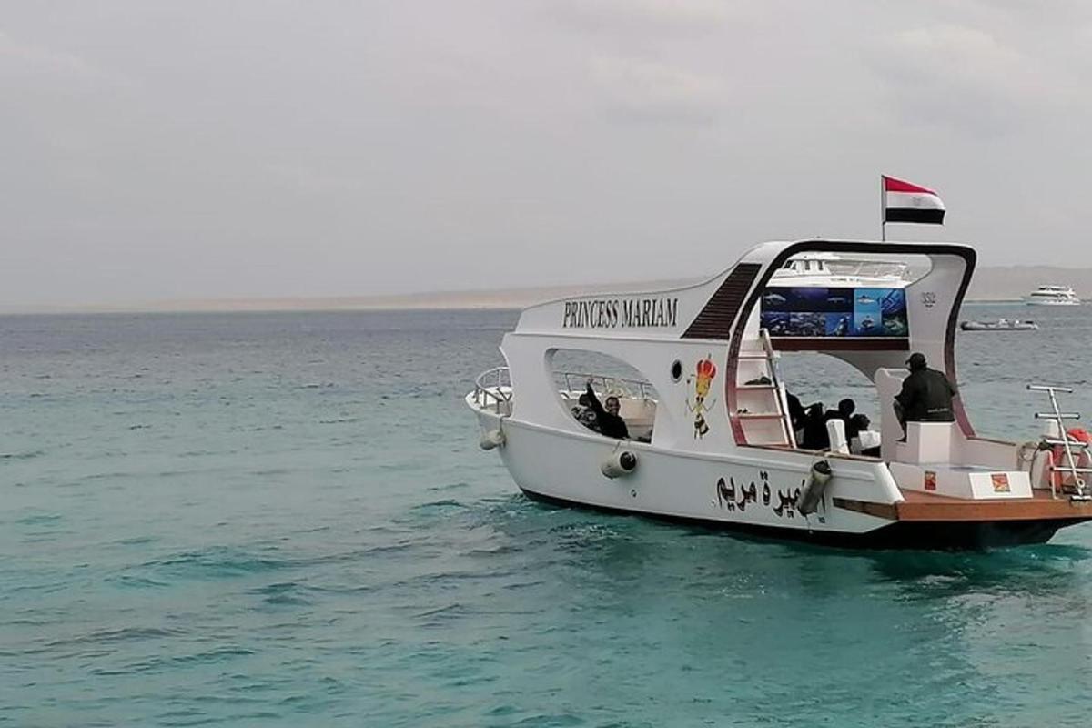 ein Boot im Wasser mit Menschen darauf