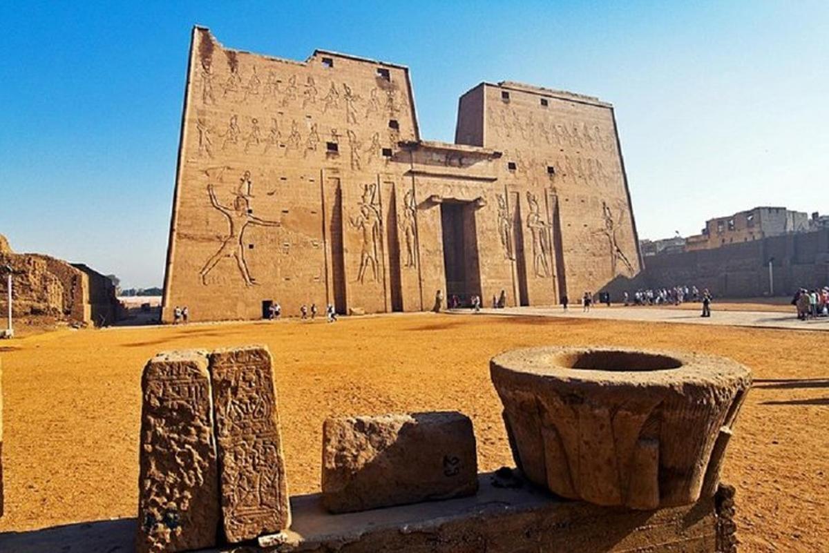 Un gran edificio con estatuas delante.