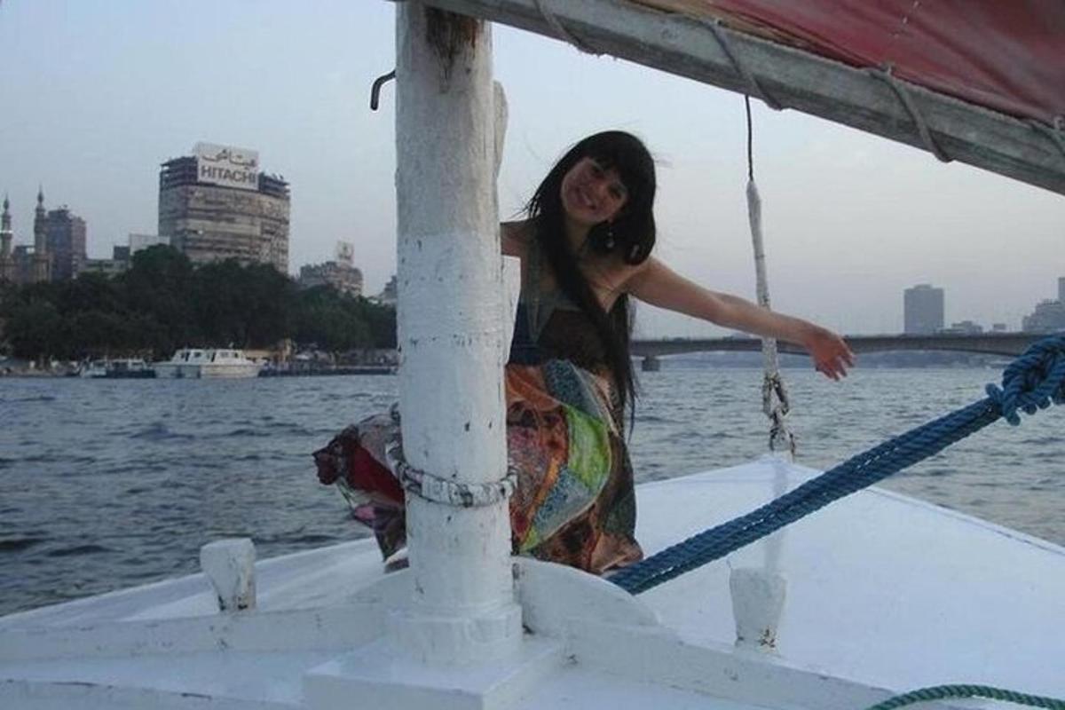 una donna seduta su una barca in acqua