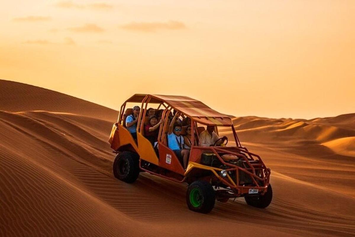 un gruppo di persone in jeep nel deserto