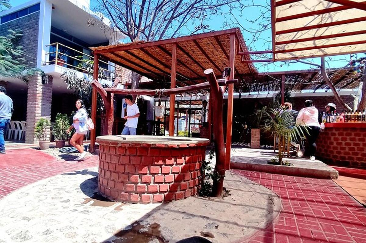 ένα κτίριο με μια κατασκευή γύρω από την οποία περπατούν άνθρωποι
