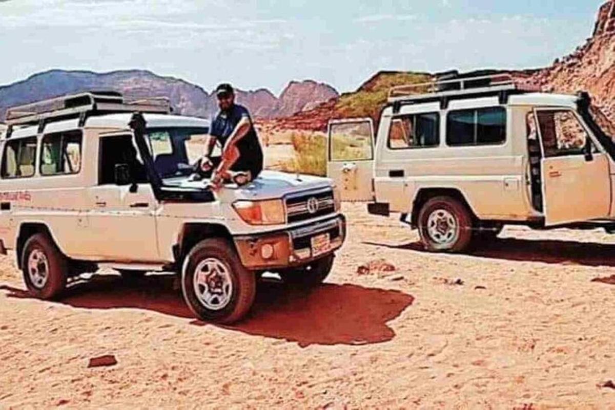 un uomo è seduto in un veicolo nel deserto