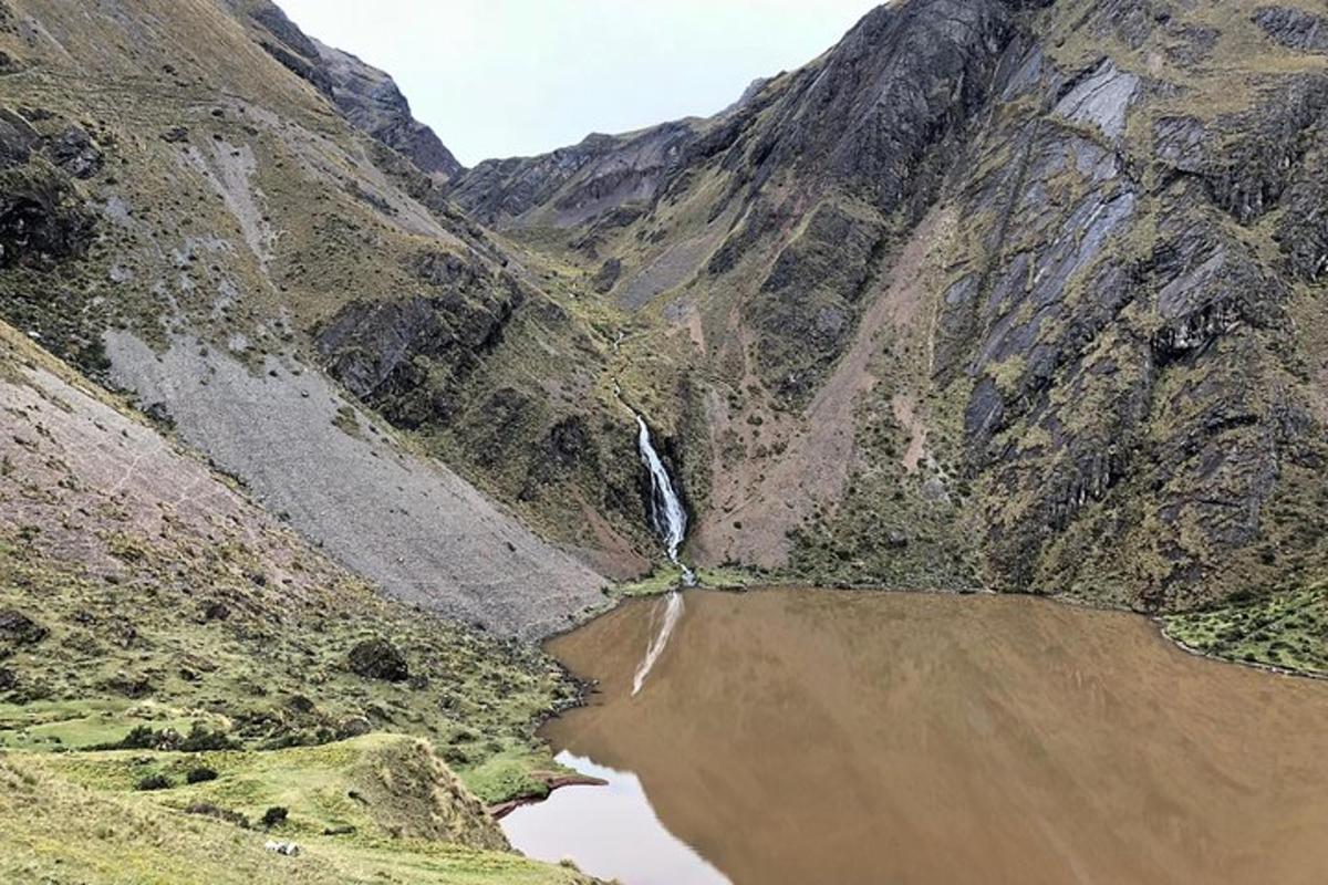 lembah pegunungan dengan danau dan air terjun