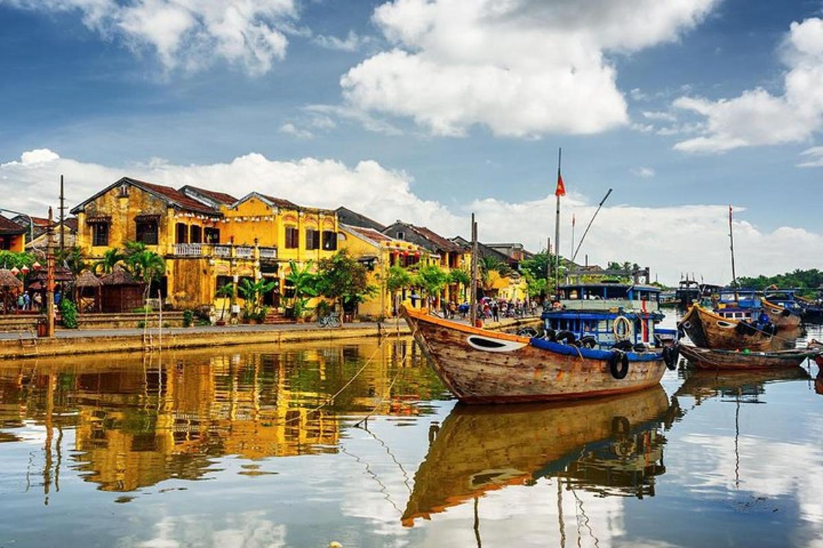 dua bot berlabuh di sungai dengan bangunan