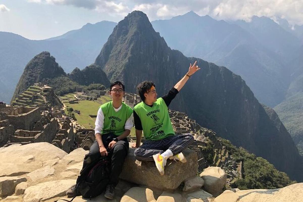 dos hombres sentados en la cima de una montaña