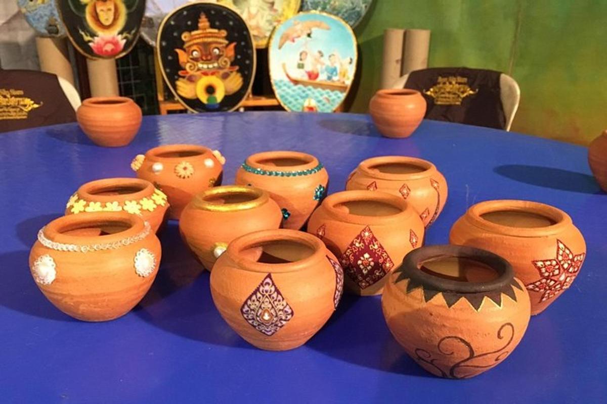 skupina glinenih loncev na modri mizi