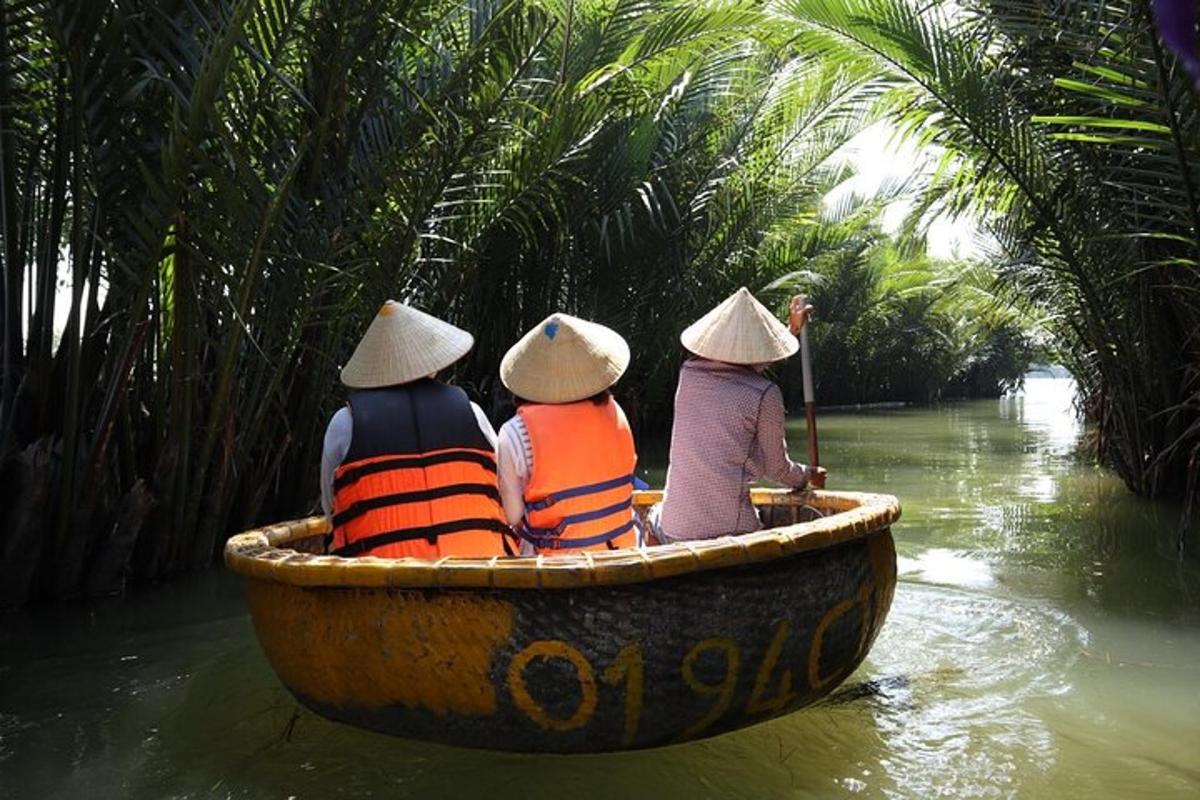 tre persone sedute su una barca su un fiume