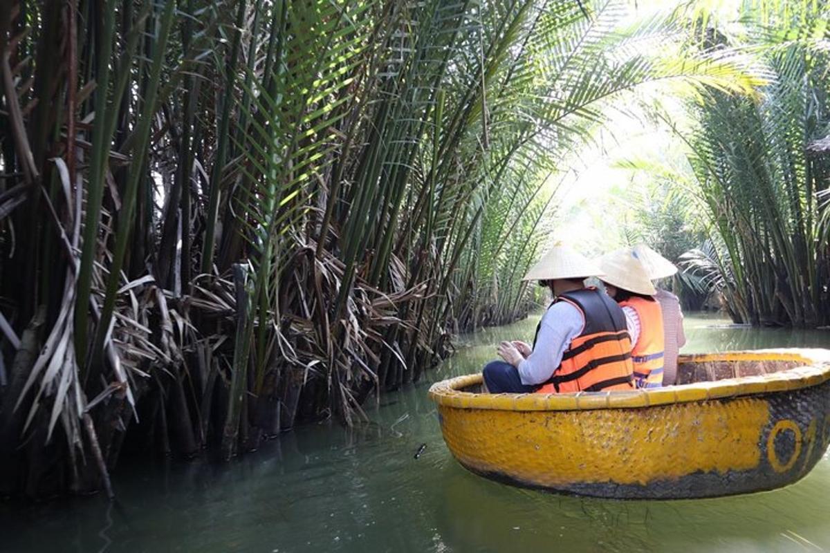 dua orang di perahu kecil di air