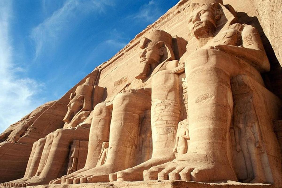 مبنى كبير به تماثيل على جانبه
